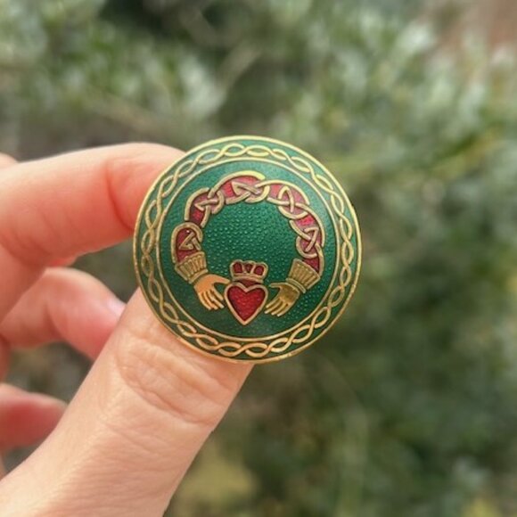 CELTIC SEA GEMS Claddagh Green Red Enamel BROOCH - Picture 4 of 6